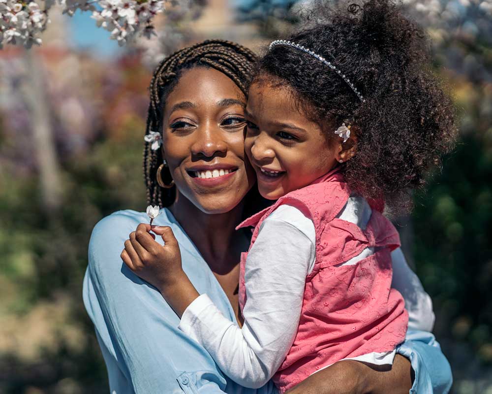 happy-mom-and-daughter-in-the-park